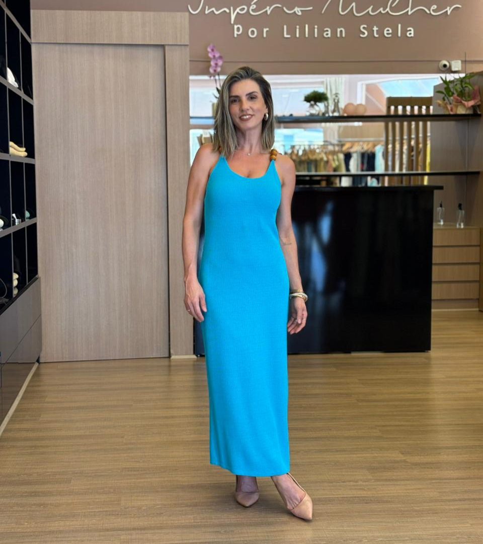 Vestido midi azul, modelagem reta, alças médias e caimento leve.