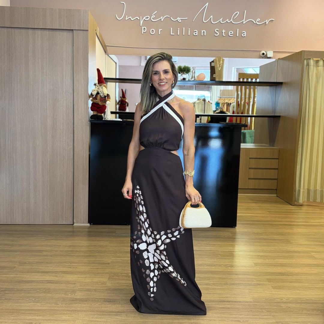 Vestido super midi frente única com estampa exclusiva e costas abertas.
