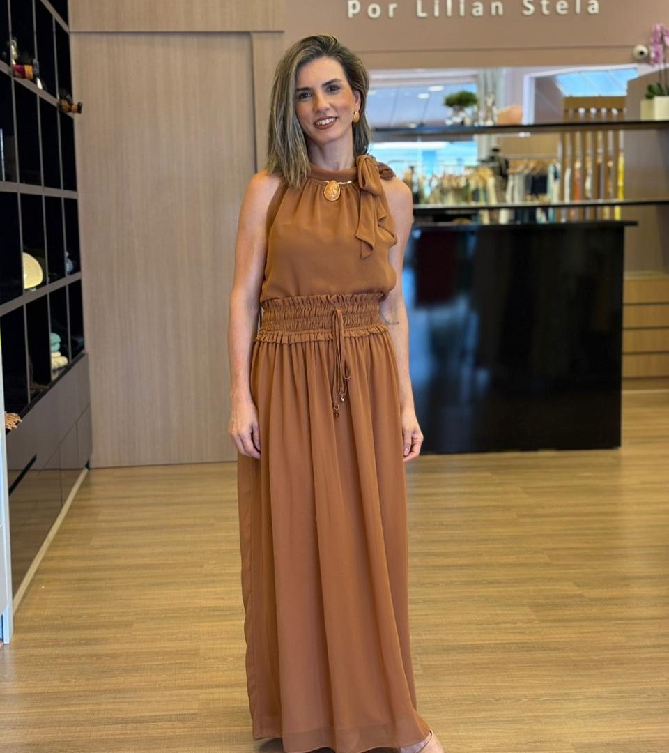 Conjunto com saia longa e blusa com amarração no ombro.