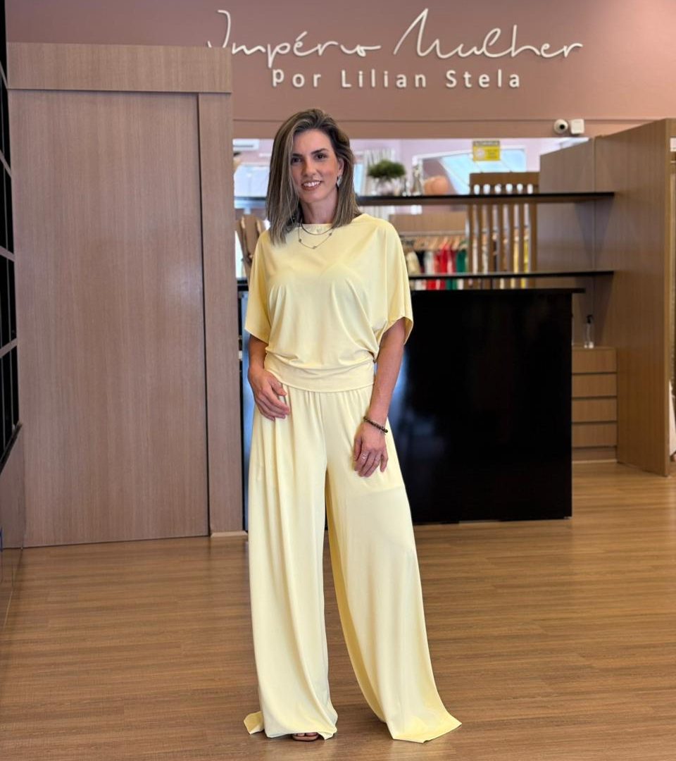 Conjunto com blusa ampla e calça pantalona em tecido confortável.