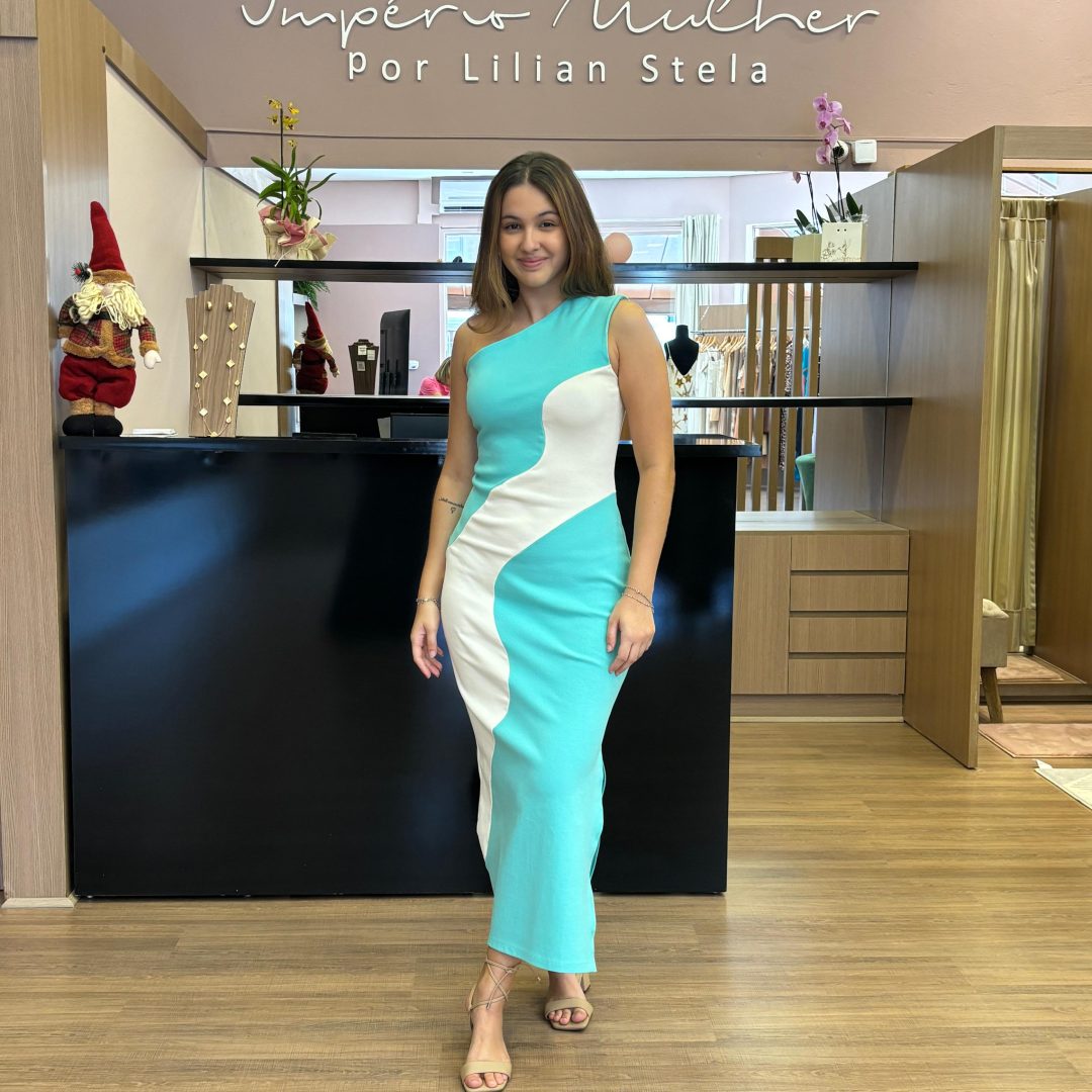 Vestido feminino midi bicolor em verde água e off white, com recorte assimétrico frontal, modelagem ajustada ao corpo e comprimento abaixo do joelho.