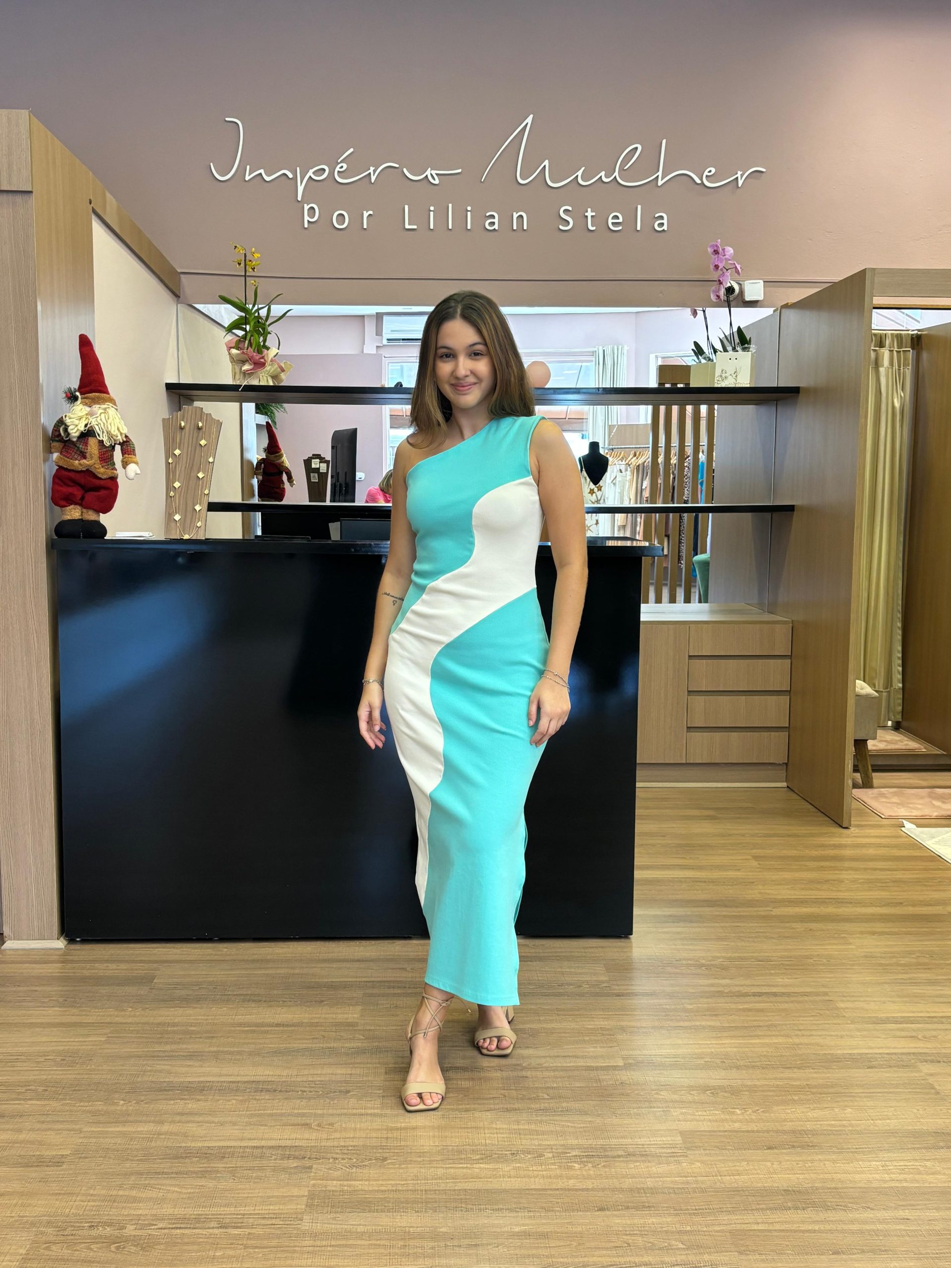 Vestido feminino midi bicolor em verde água e off white, com recorte assimétrico frontal, modelagem ajustada ao corpo e comprimento abaixo do joelho.