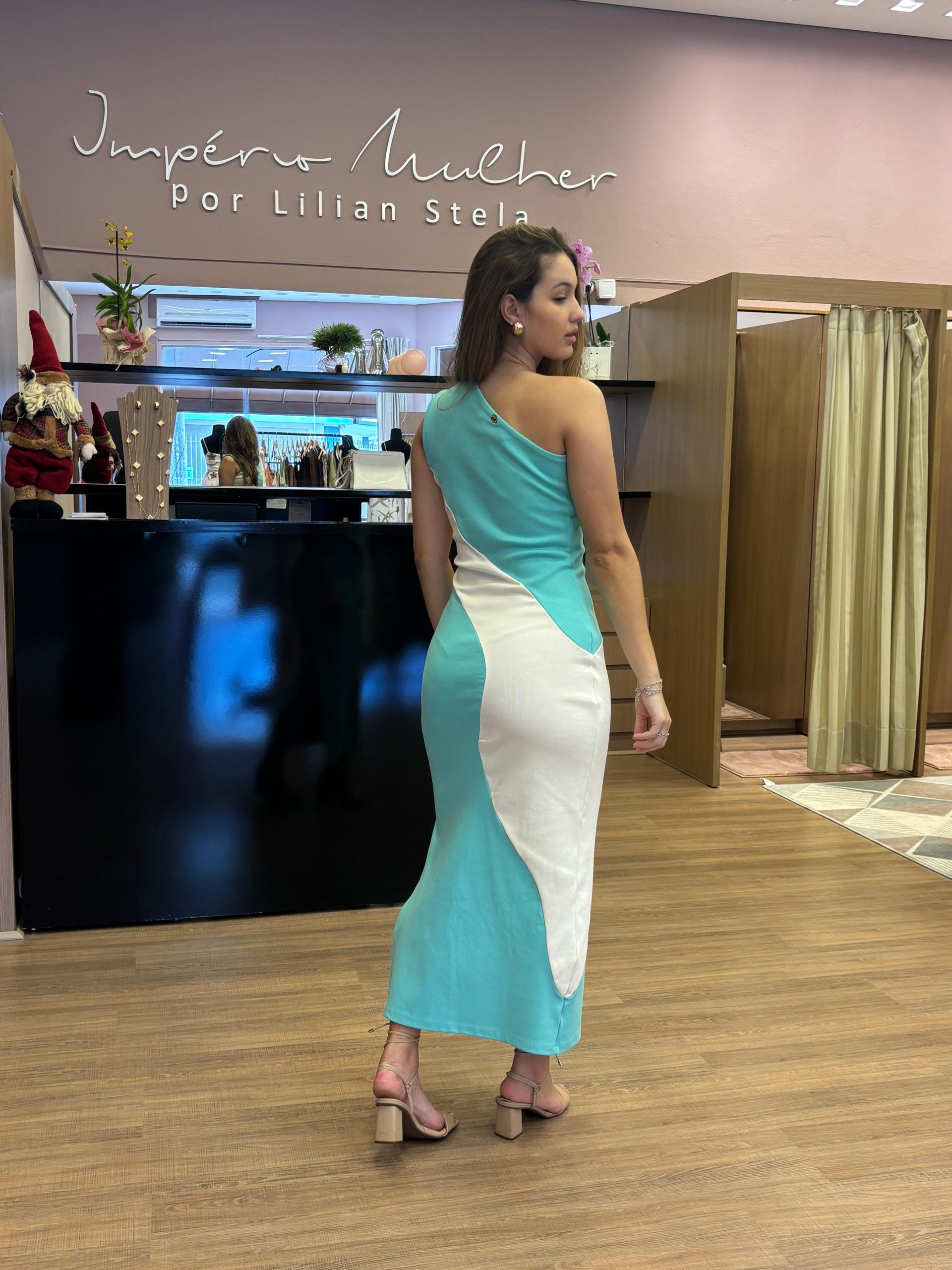 Vestido feminino midi bicolor em verde água e off white, com recorte assimétrico frontal, modelagem ajustada ao corpo e comprimento abaixo do joelho.