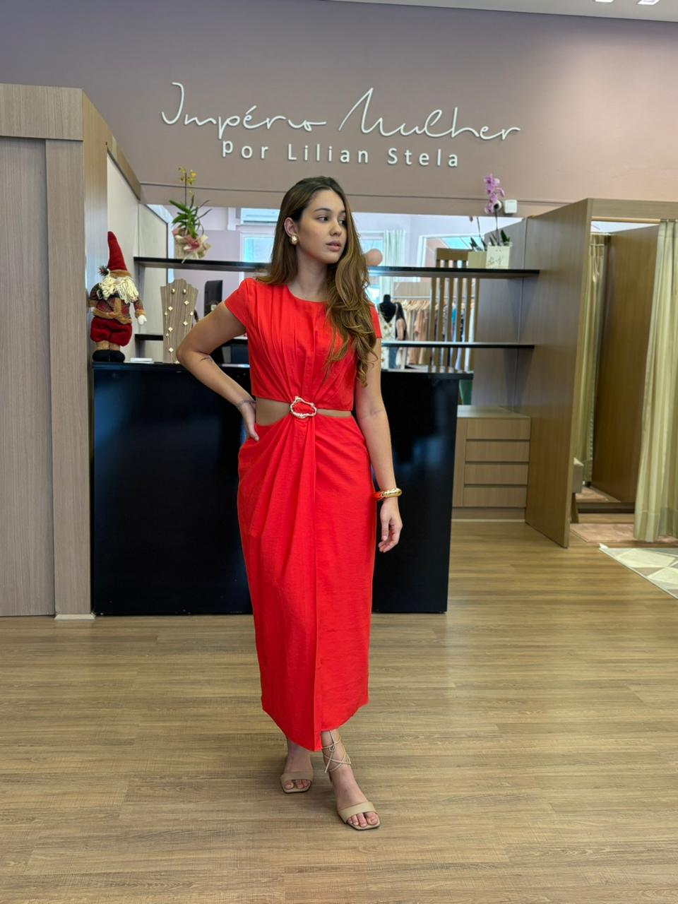 Modelo veste vestido midi vermelho com mangas curtas