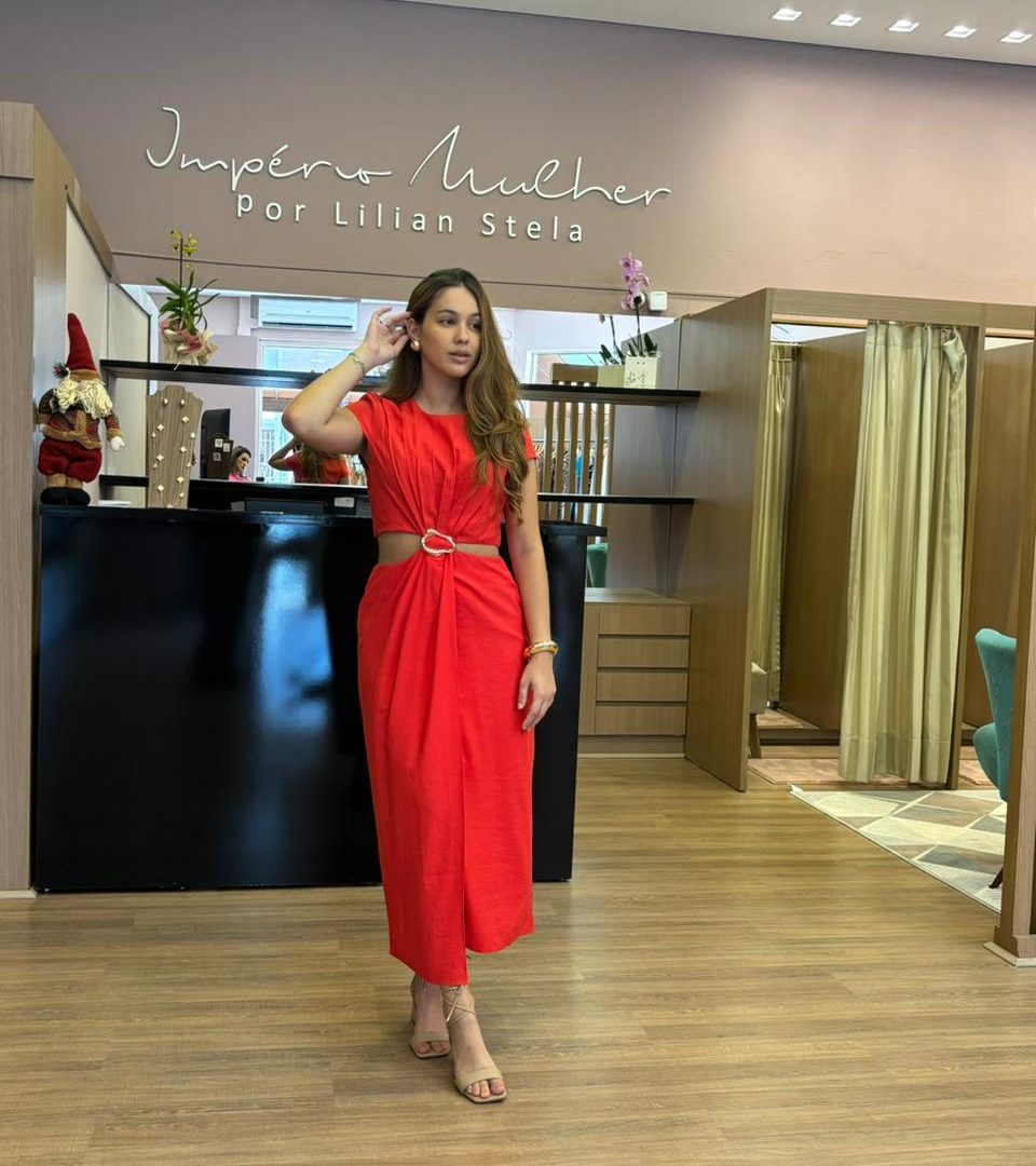 Modelo veste vestido midi vermelho com mangas curtas