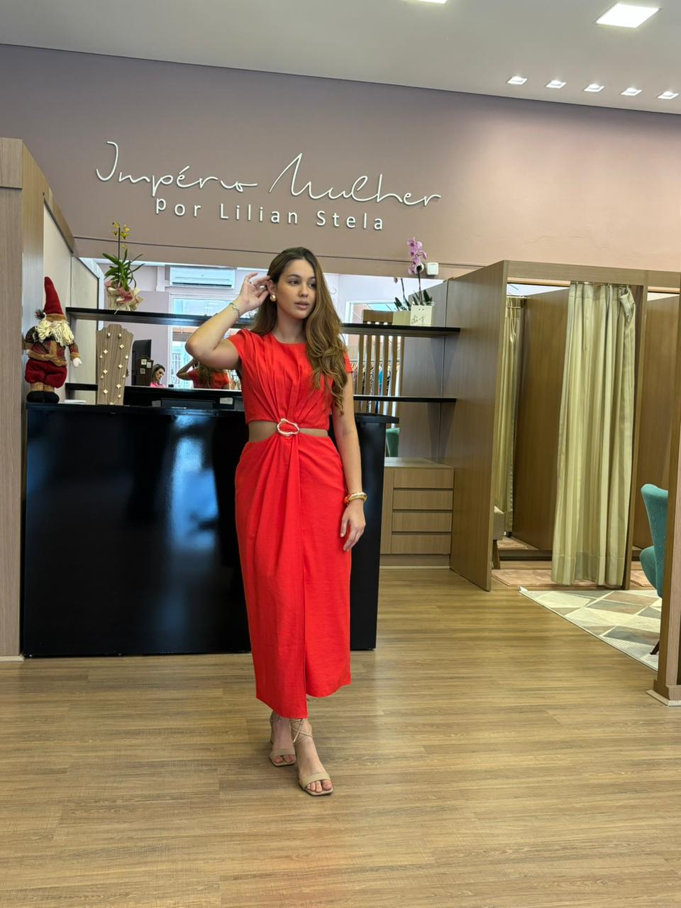 Modelo veste vestido midi vermelho com mangas curtas