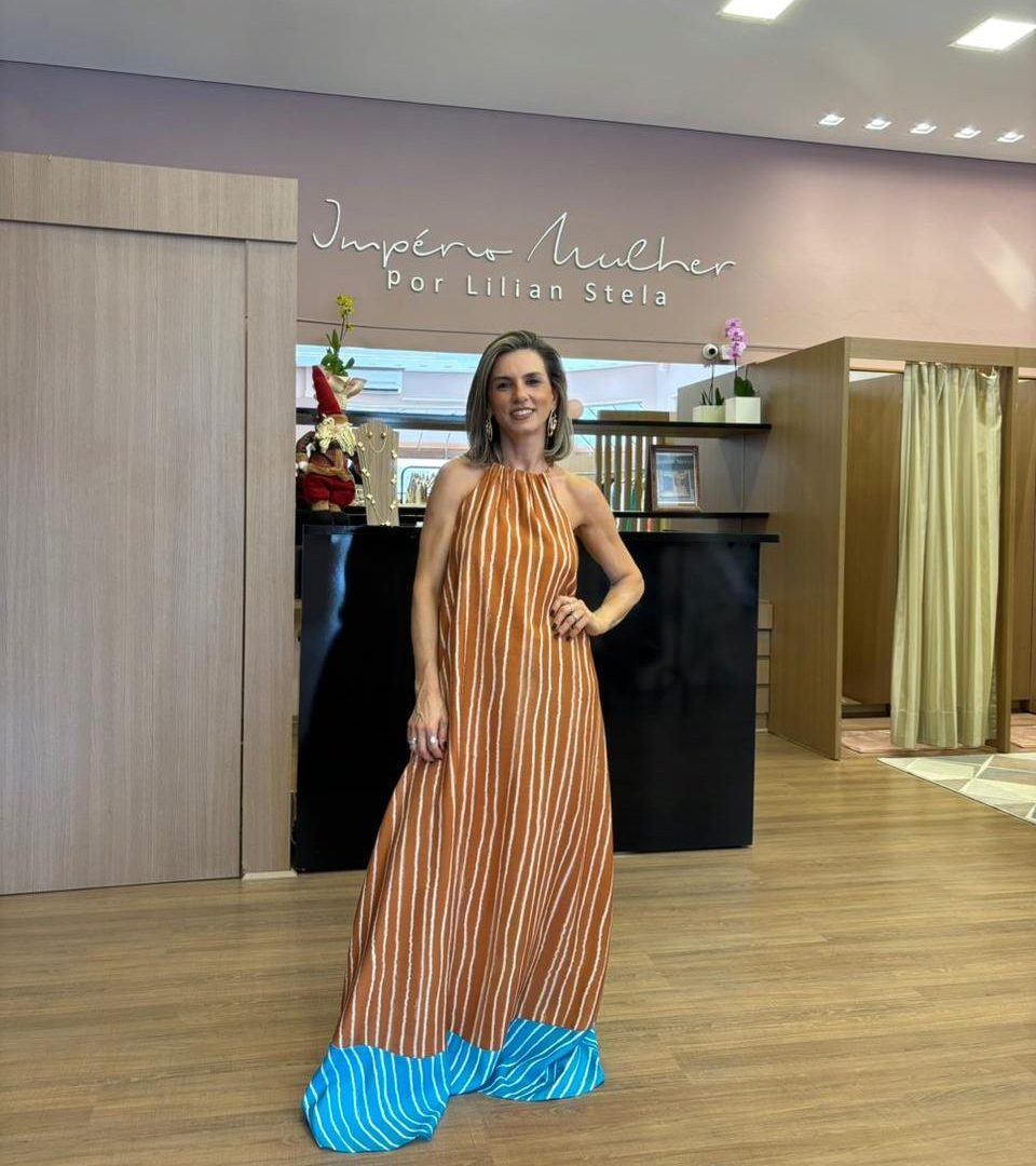 Vestido super midi feminino listrado em tom terroso, com decote frente única, costas abertas com amarração e detalhe em contas, modelagem fluida e barra contrastante azul.