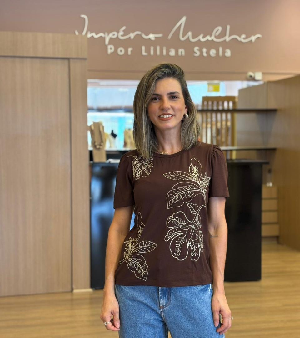 Blusa marrom elegante com bordado floral.