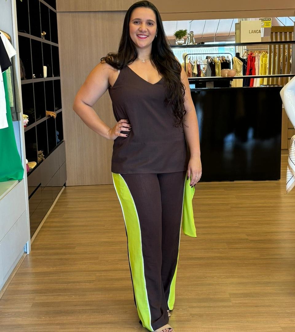 Blusa feminina marrom com decote V e recorte assimétrico verde contrastante.