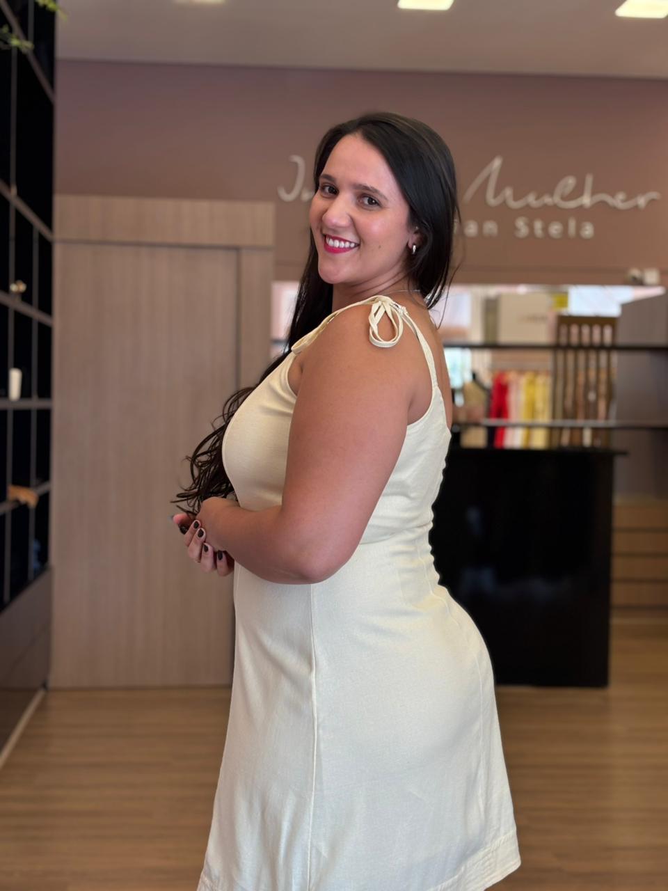 Vestido curto de um ombro só com detalhe de amarração, modelagem estruturada e caimento elegante.