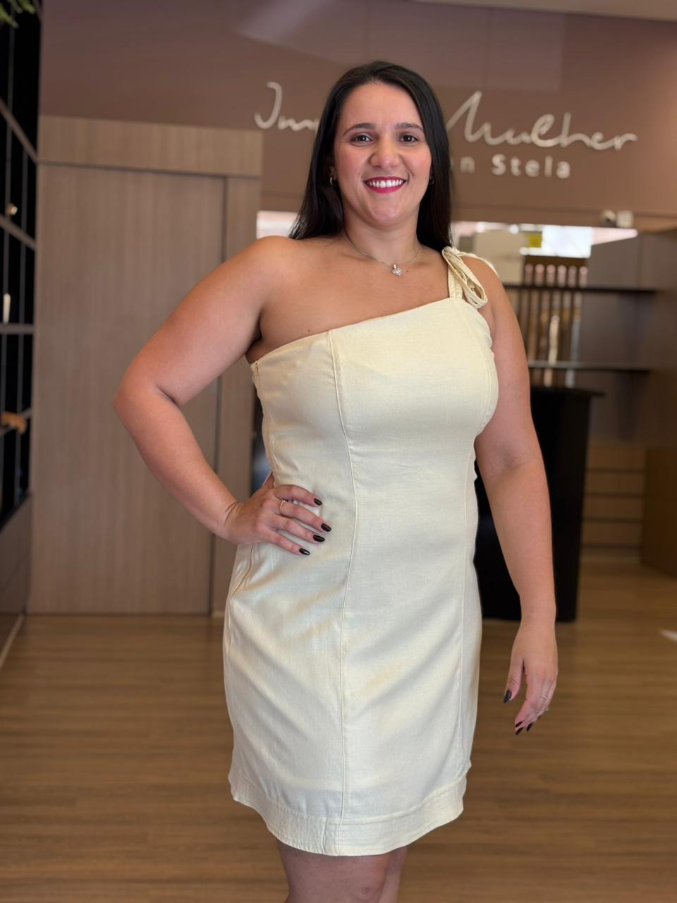 Vestido curto de um ombro só com detalhe de amarração, modelagem estruturada e caimento elegante.