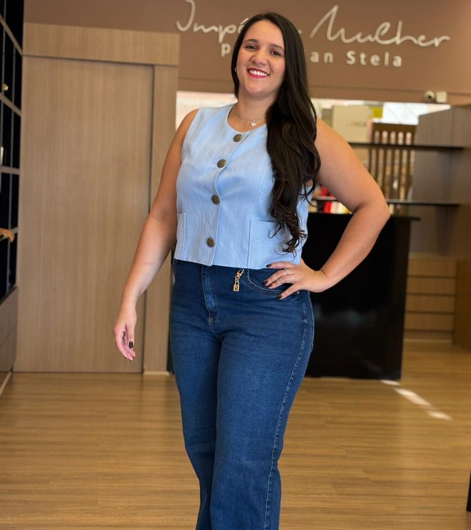 Colete feminino azul claro de alfaiataria com botões frontais ornamentados.