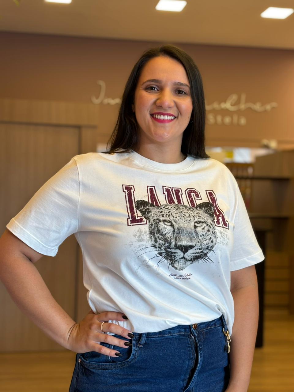 Modelo usando t-shirt com estampa de onça.