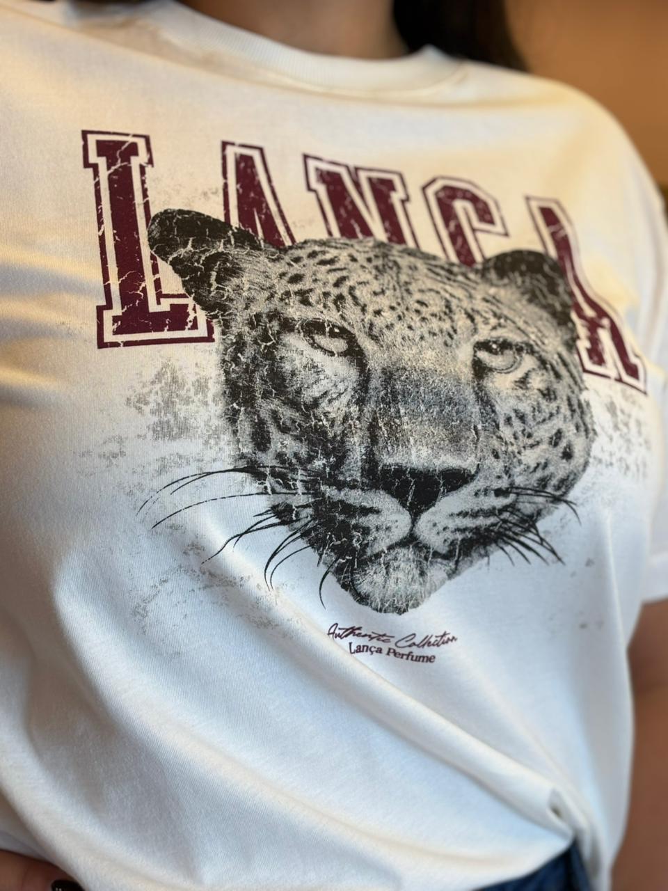 Modelo usando t-shirt com estampa de onça.