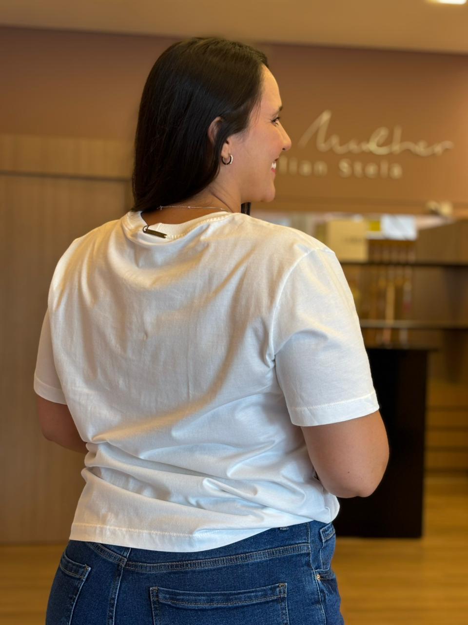 Modelo usando t-shirt com estampa de onça.