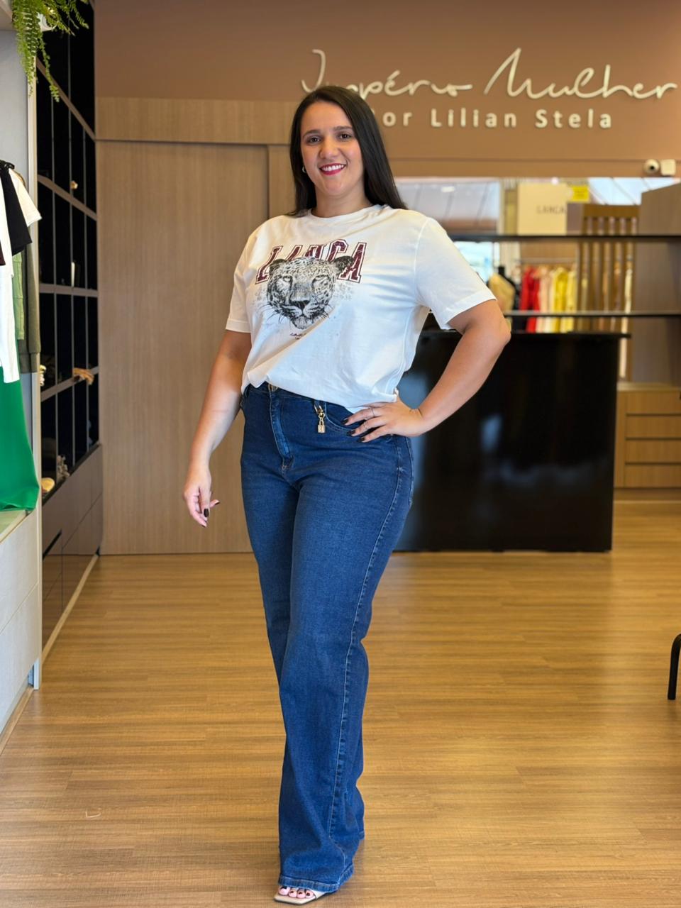 Modelo usando t-shirt com estampa de onça.