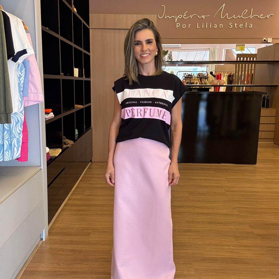 Modelo vestindo blusa feminina preta com estampa frontal moderna e modelagem confortável.