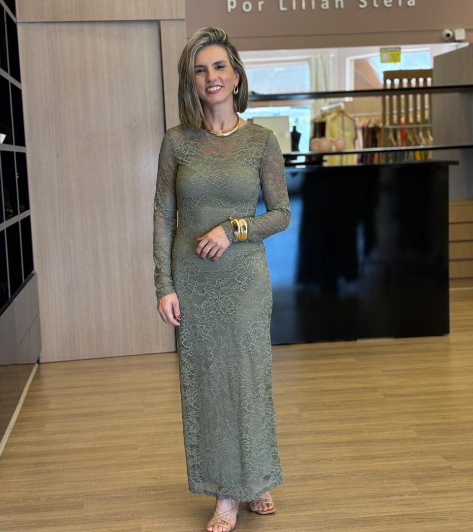 Vestido super midi verde em renda com manga longa , modelagem ajustada ao corpo e detalhe de transparência, ideal para ocasiões elegantes.