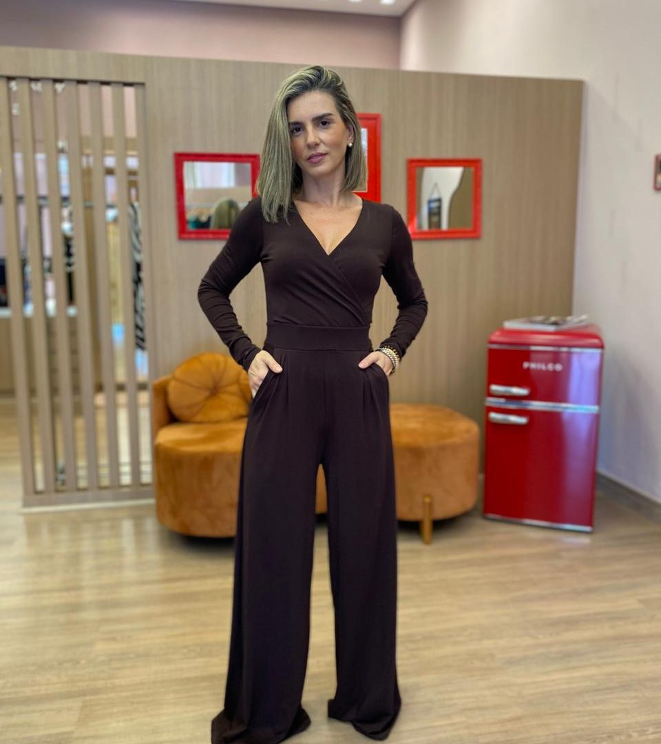 Macacão marrom longo com decote transpassado, manga longa e calça pantalona, elegante e sofisticado.