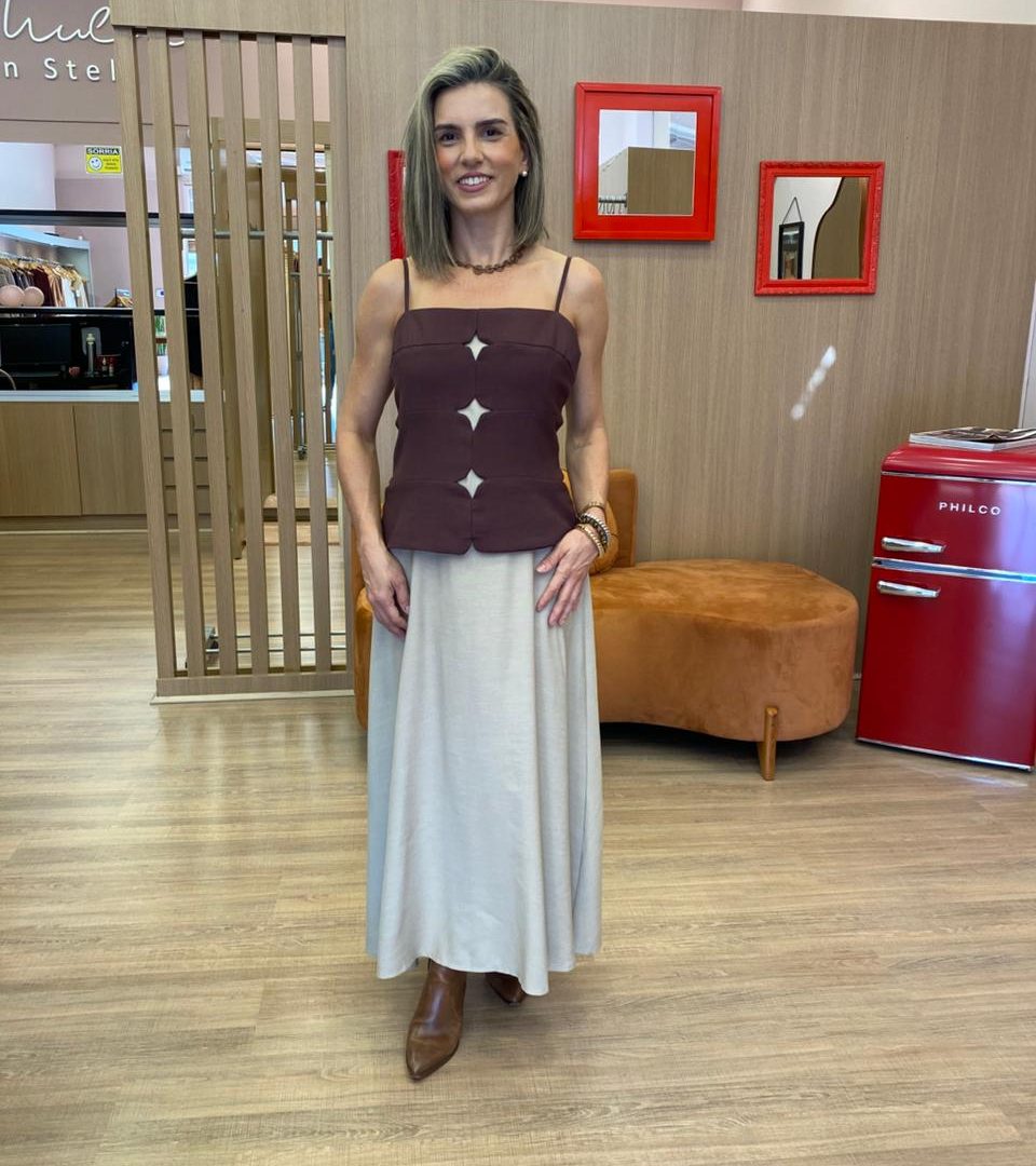 Vestido midi off white em malha leve, com caimento soltinho e comprimento abaixo do joelho.