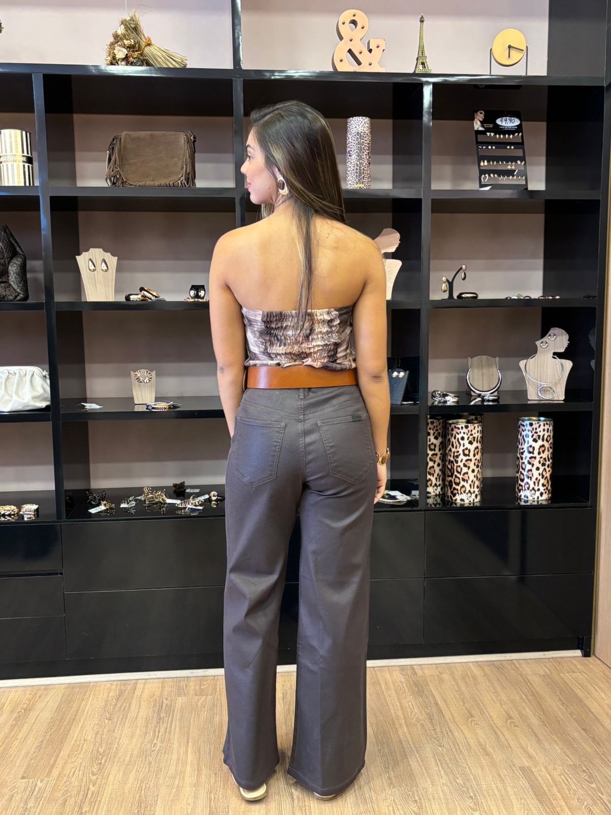 Blusa feminina tom marrom estampada sem alças combinada com calça pantalona marrom e cinto largo, look elegante e moderno da moda feminina.