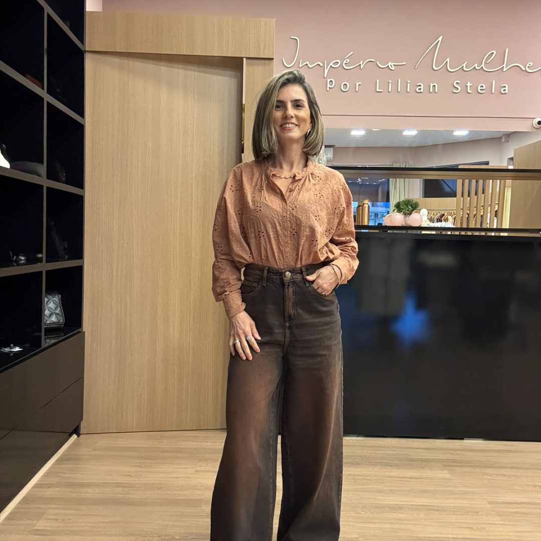 Calça marrom feminina de cintura alta com modelagem ampla e elegante.