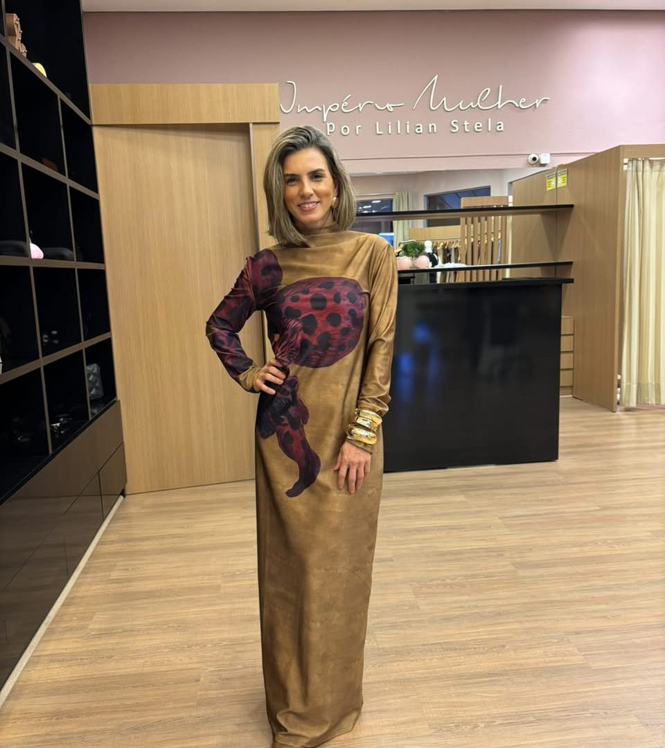 Vestido longo estampado feminino com mangas longas e modelagem elegante em tons terrosos.