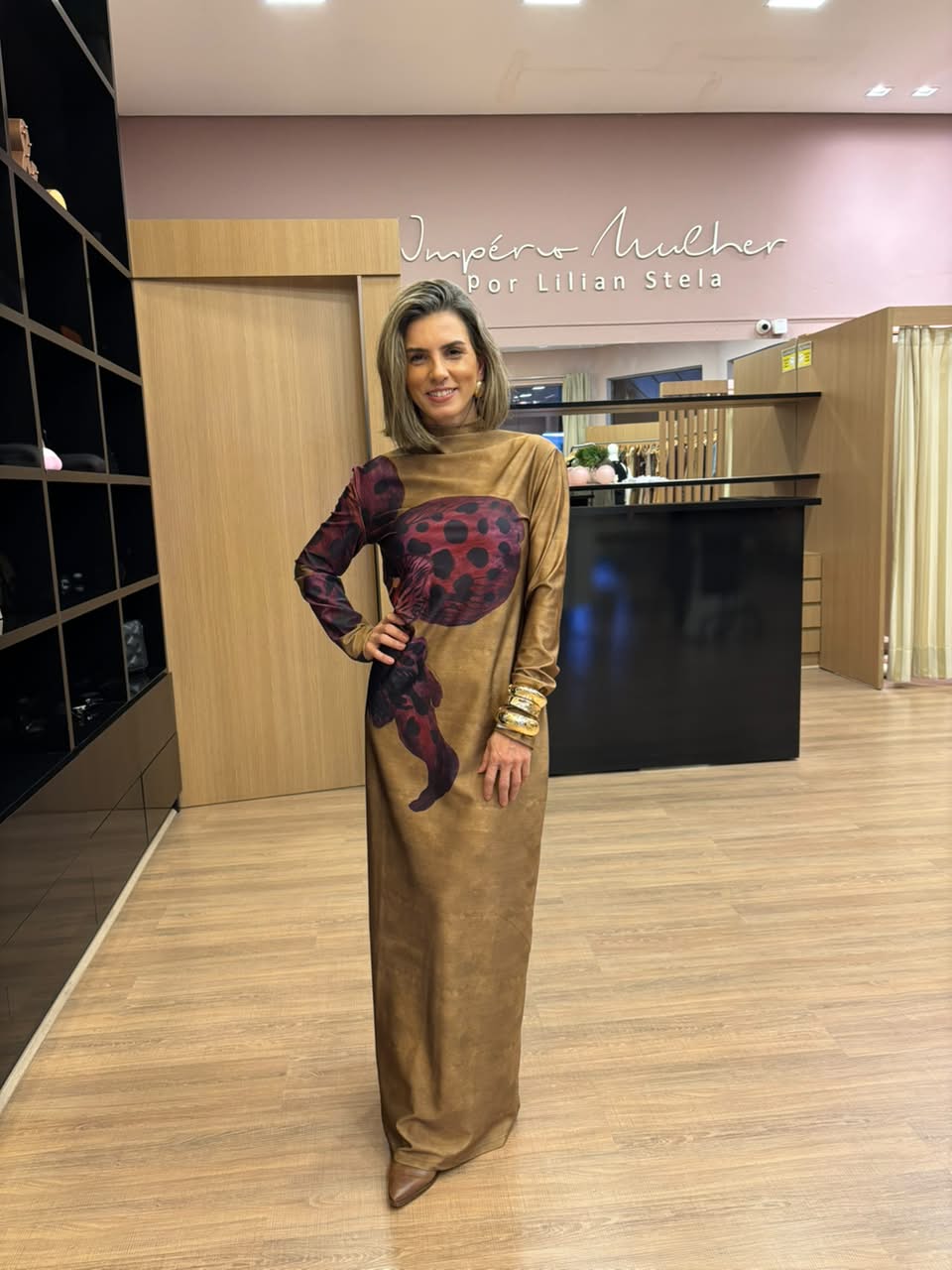 Vestido longo estampado feminino com mangas longas e modelagem elegante em tons terrosos.