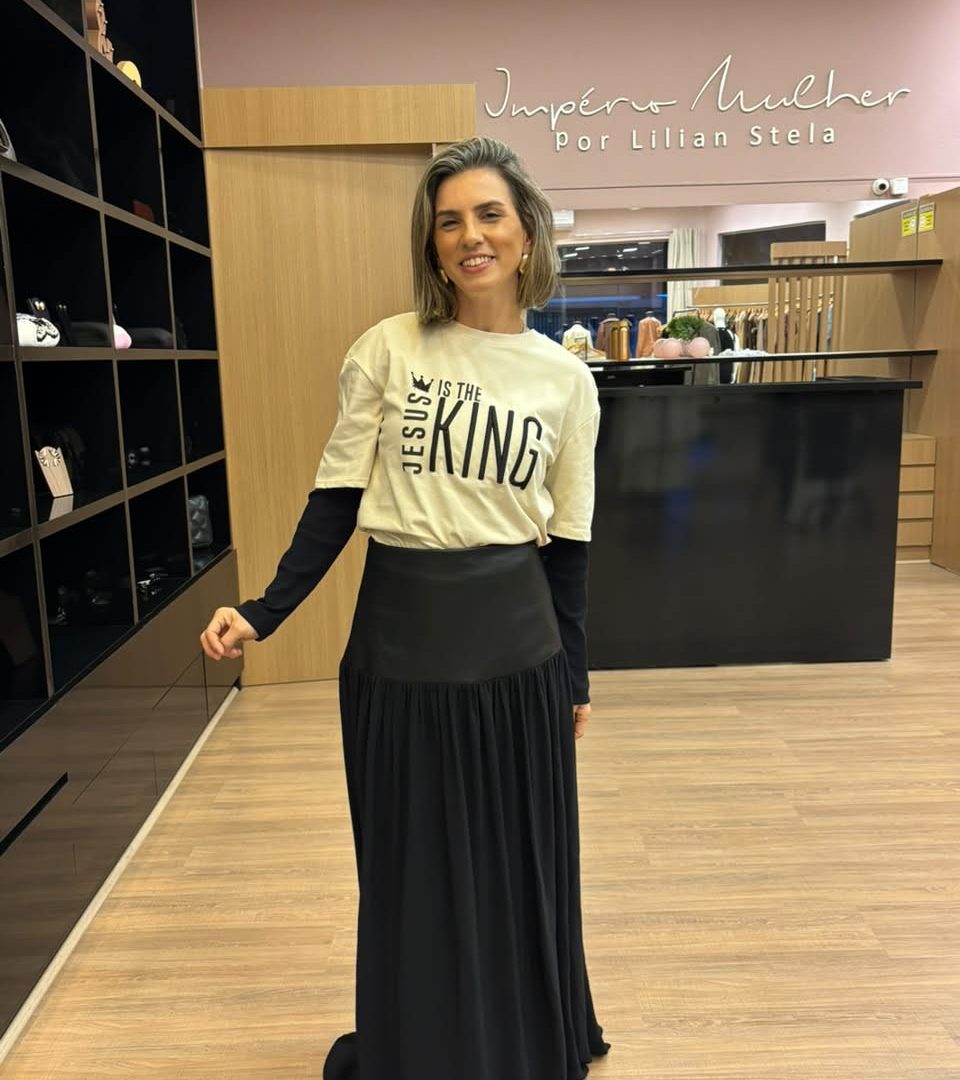 Saia longa preta em PU feminina com cintura alta e modelagem sofisticada.