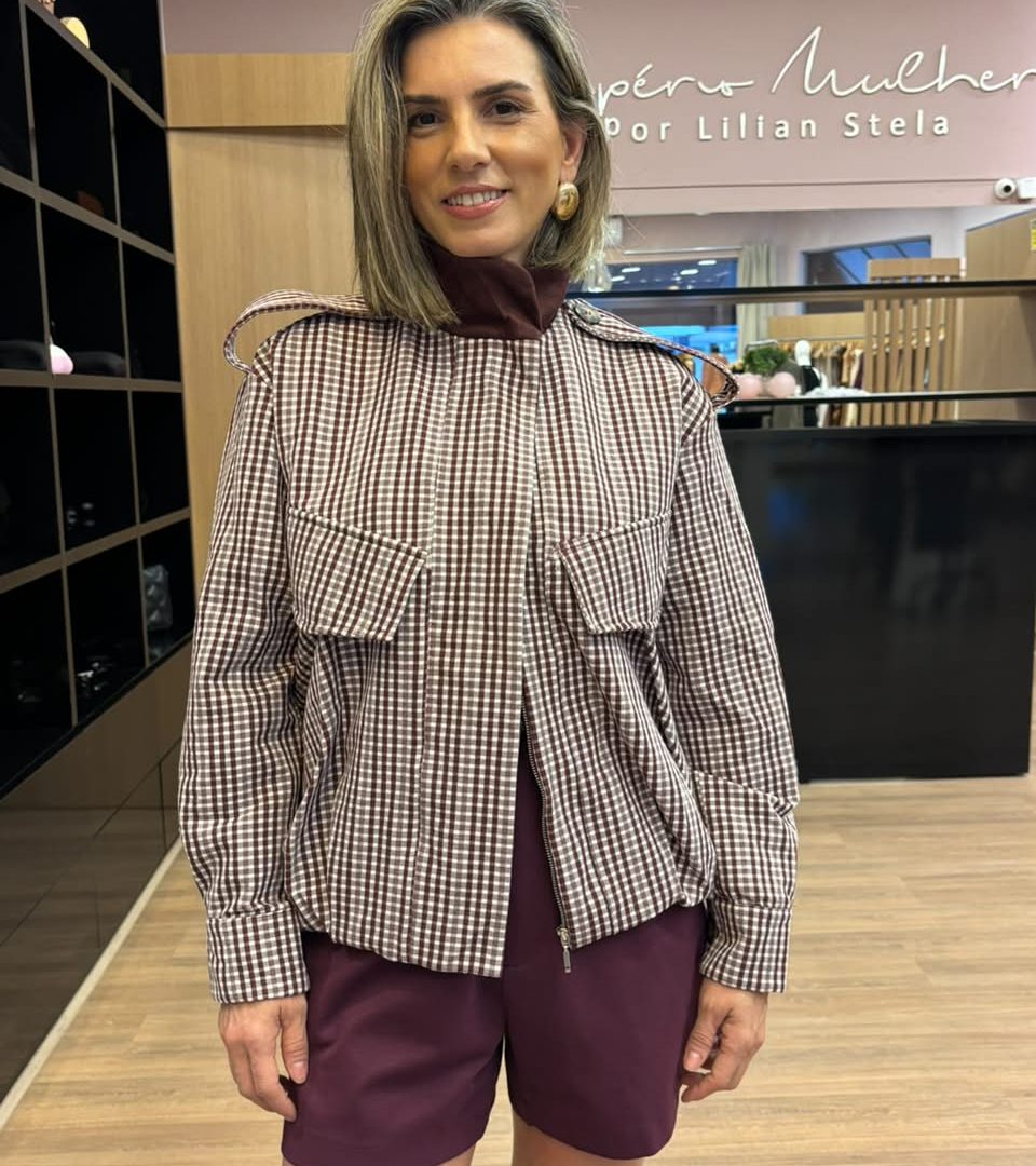 Jaqueta feminina xadrez de manga longa com modelagem moderna e acabamento elegante.
