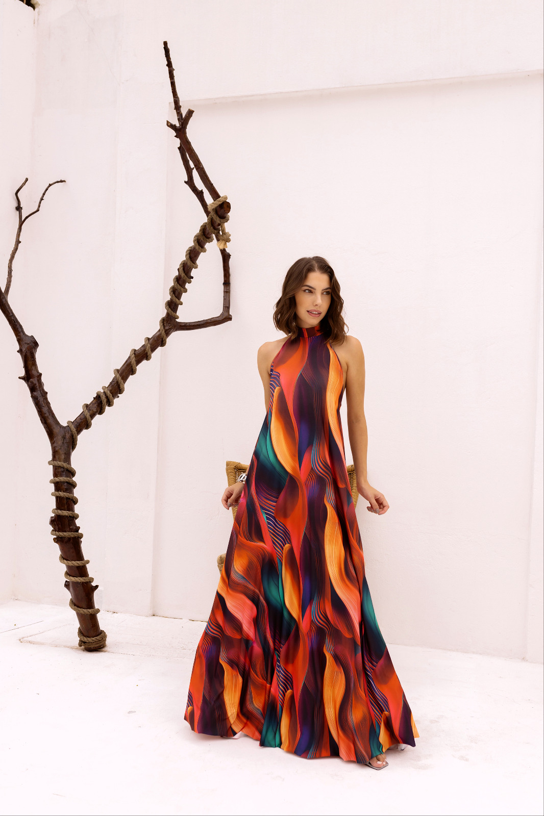 Vestido longo feminino estampado com gola alta, cava americana e modelagem fluida.