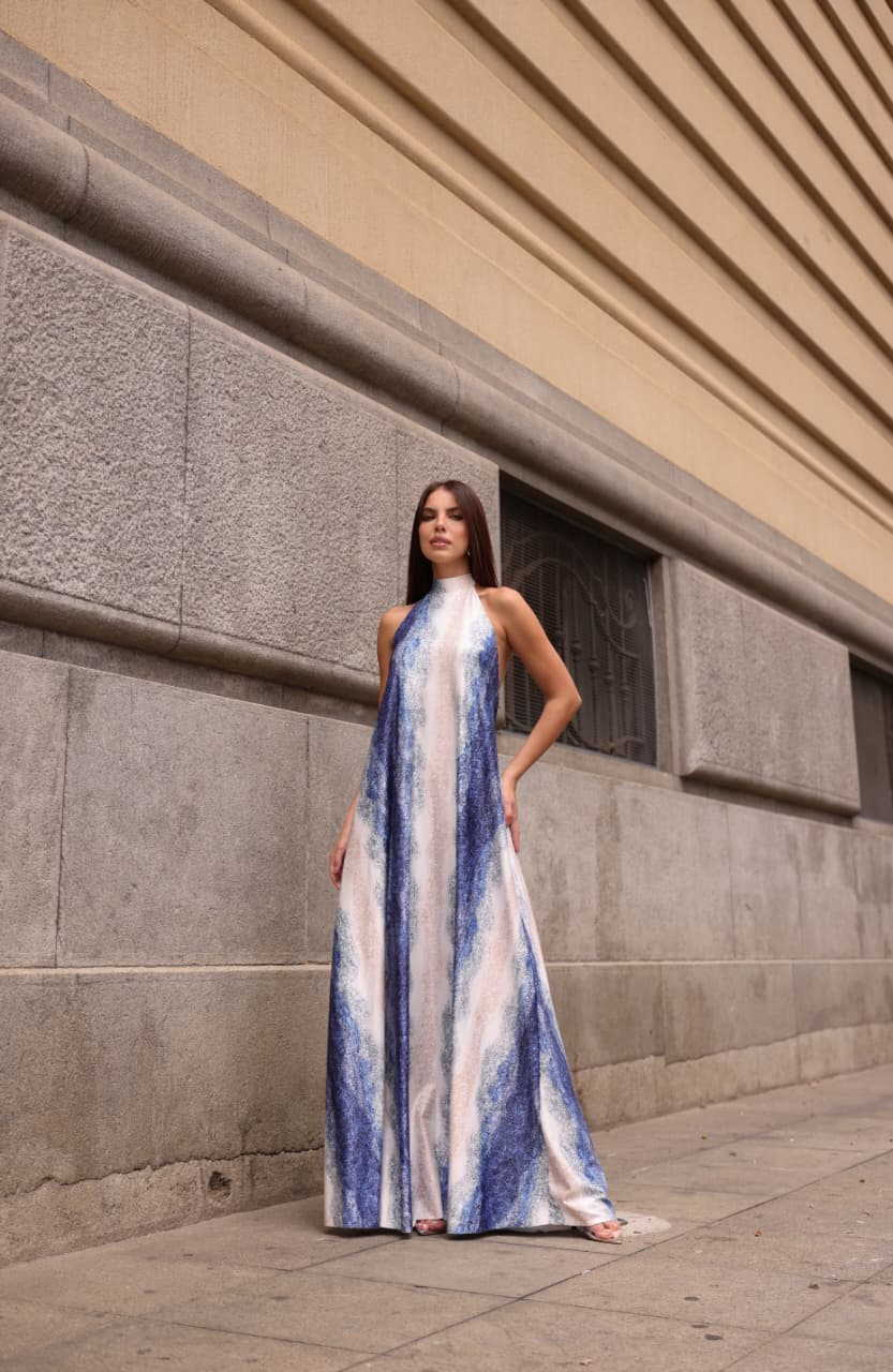 Vestido longo feminino estampado com gola alta, cava americana e modelagem fluida.
