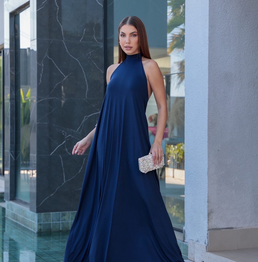 Vestido longo feminino com gola alta, modelagem fluida, tamanho único.
