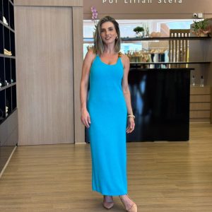 Vestido midi azul, modelagem reta, alças médias e caimento leve.