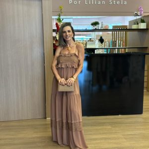 Vestido longo com babados e detalhes em renda.