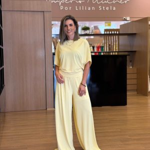 Conjunto com blusa ampla e calça pantalona em tecido confortável.