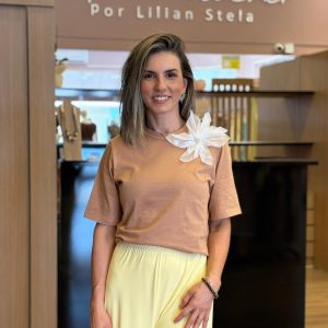 Camiseta com flor removível em organza.