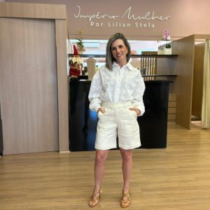 Bermuda em tom off white, de comprimento médio, com caimento reto e elegante, ideal para composições sofisticadas.