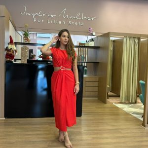 Modelo veste vestido midi vermelho com mangas curtas