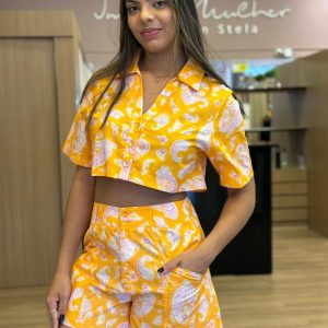 Conjunto feminino laranja estampado com cropped de botões e short de cintura alta.