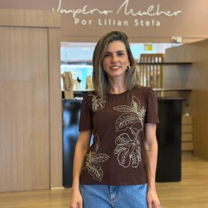 Blusa marrom elegante com bordado floral.
