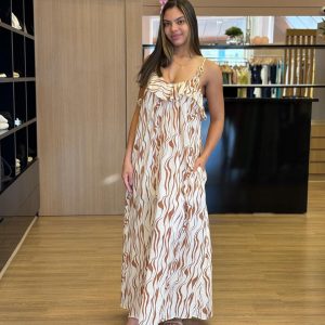 Vestido longo estampado em tons neutros, com alças finas, babados no decote e caimento fluido.