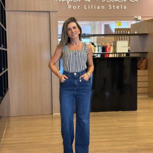 Calça jeans de cintura alta com detalhe dourado no bolso.