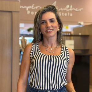Blusa listrada canelada com decote quadrado e bordado frontal.