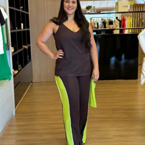 Blusa feminina marrom com decote V e recorte assimétrico verde contrastante.