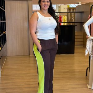 Calça feminina pantalona marrom com recorte lateral verde contrastante e bolsos.