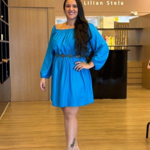 Vestido curto azul feminino com mangas longas e cintura marcada por elástico, modelagem fluida e confortável.