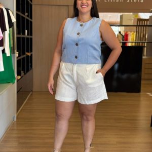 Short feminino de alfaiataria com bolsos e modelagem confortável.