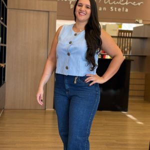 Colete feminino azul claro de alfaiataria com botões frontais ornamentados.