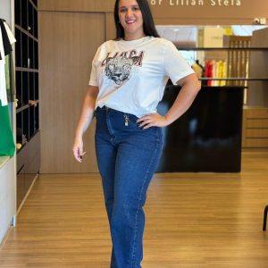 Modelo usando t-shirt com estampa de onça.